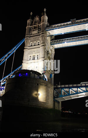 Accesa il Tower Bridge di Londra, Regno Unito, visto dal fiume Tamigi di notte Foto Stock