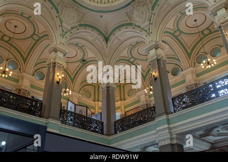 RIO DE JANEIRO, RJ , Brasile - 27 dicembre 2018: vista del soffitto della Biblioteca Nazionale di Avenida Rio Branco. Questo è uno dei più grandi compit Foto Stock