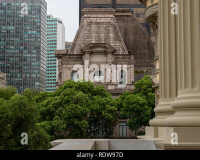 RIO DE JANEIRO, RJ , Brasile - 27 dicembre 2018: Vista del lato superiore del Museu de Belas Artes dal secondo piano della Biblioteca Nazionale Foto Stock