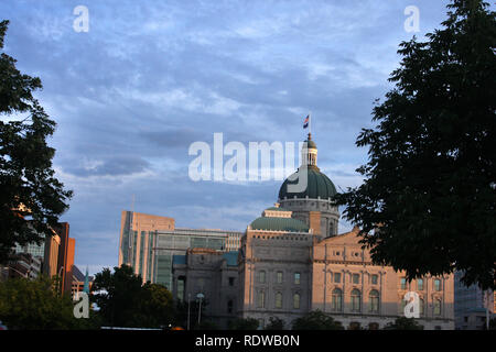 L'Indiana Statehouse, visto dal Monumento dei soldati e dei marinai di Indianapolis, IN, USA Foto Stock