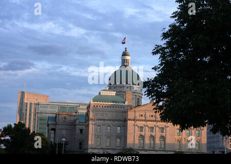 La Indiana Statehouse, come osservato dalla parte dei soldati e dei marinai' monumento in Indianapolis, IN Foto Stock