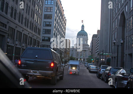 L'Indiana Statehouse, visto dal Monumento dei soldati e dei marinai di Indianapolis, IN, USA Foto Stock