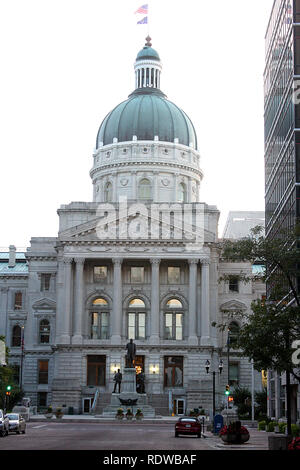 L'Indiana Statehouse, visto dal Monumento dei soldati e dei marinai di Indianapolis, IN, USA Foto Stock