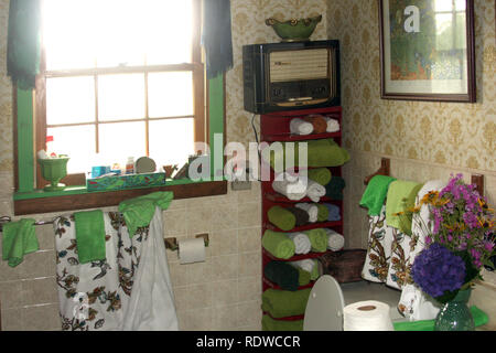 Interno del bagno in casa vecchia Foto Stock