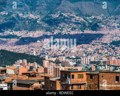 Impressionante Skyline di Medellin visto dal Comuna 13 Foto Stock