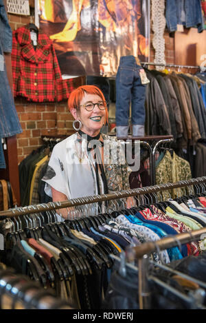 Cacciatori e raccoglitori è stata la prima annata di seconda mano shop per aprire a Wellington nel 1987. Il proprietario è di colore arancione con capelli Christina O. situato a 134 Cuba S Foto Stock