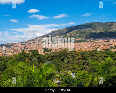 Impressionante Skyline di Medellin visto dal Comuna 13 Foto Stock