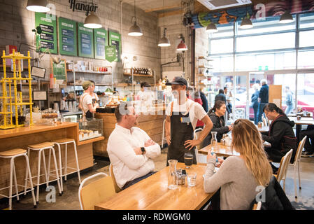 Il volo caffè Hangar è un cafe che serve la casa-di infuso di caffè, panini & luce mangia a 119 Dixon St in Te Aro, Wellington, Nuova Zelanda. Foto Stock