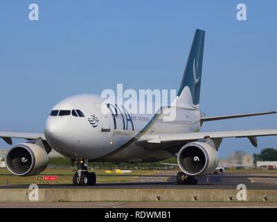 AP-BEG PIA Pakistan International Airlines Airbus A310-308 - CN 653 rullaggio 21luglio2013 pic-003. Foto Stock