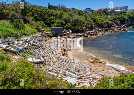 Gordon's Bay View con piccole imbarcazioni sulla riva durante Bondi a Coogee passeggiata costiera di Sydney NSW Australia Foto Stock