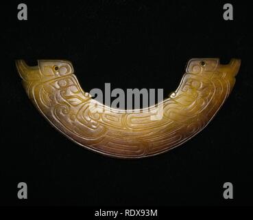 A forma di arco, pendente (Huang),Western Zhou periodo, decimo o IX secolo A.C. Foto Stock