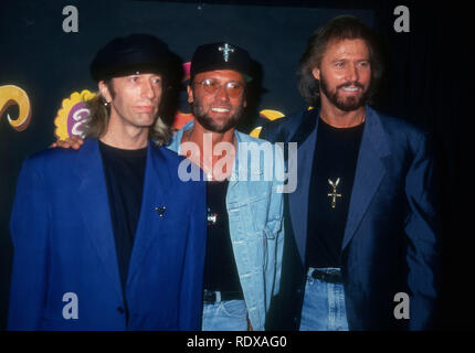 LOS ANGELES, CA - 2 ottobre: cantanti/fratelli Robin Gibb, Maurice Gibb e Barry Gibb dei Bee Gees frequentare la NBC taping di "70's celebrazione: il battito è indietro' il 2 ottobre 1993 al Wiltern Theatre di Los Angeles, California. Foto di Barry re/Alamy Stock Photo Foto Stock