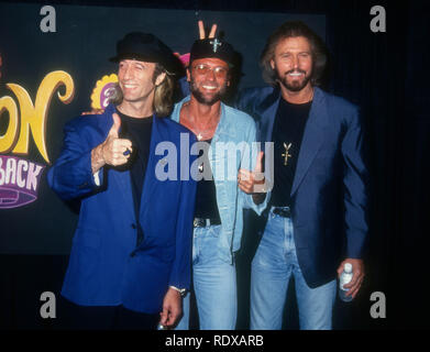 LOS ANGELES, CA - 2 ottobre: cantanti/fratelli Robin Gibb, Maurice Gibb e Barry Gibb dei Bee Gees frequentare la NBC taping di "70's celebrazione: il battito è indietro' il 2 ottobre 1993 al Wiltern Theatre di Los Angeles, California. Foto di Barry re/Alamy Stock Photo Foto Stock