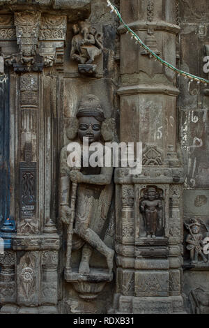 30 Jan 2008 Scultura di dwarpala sulla parete del Trishund Mayureshshwar Ganesh Tempio a Somawar Peth Pune India Maharashtra Foto Stock