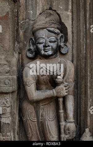 30 Jan 2008 Scultura di dwarpala sulla parete del Trishund Mayureshshwar Ganesh Tempio a Somawar Peth Pune India Maharashtra Foto Stock