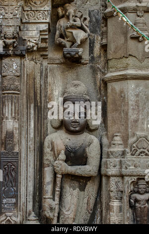 30 Jan 2008 Scultura di dwarpala sulla parete del Trishund Mayureshshwar Ganesh Tempio a Somawar Peth Pune India Maharashtra Foto Stock