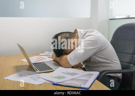 Imprenditore asiatici stanco ed esausto dopo aver lavorato sotto alta pressione Foto Stock