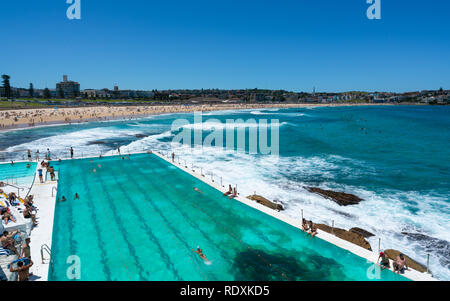 24 dicembre 2018, Bondi Sydney Australia: piscina di fronte la spiaggia di Bondi panorama con persone su una soleggiata giornata estiva a Sydney in Australia Foto Stock