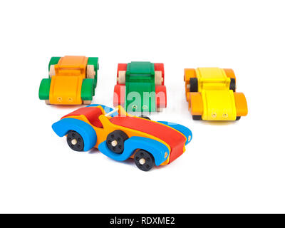 Foto di un retrò vetture cabriolet di faggio in diversi colori . Giocattoli di legno su un bianco sfondo isolato Foto Stock