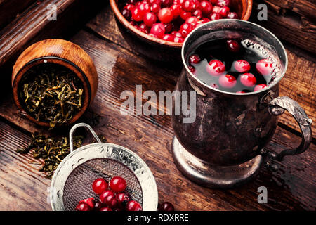 Il tè di frutta con frutti di bosco in coppa di vetro Foto Stock