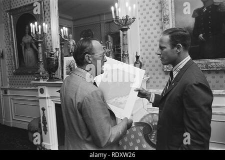 Astronauta Jack Lousma bij Prins Bernhard , Prins Bernhard en Jack Lousma en een , Bestanddeelnr 927-2663. Foto Stock