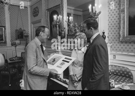 Astronauta Jack Lousma bij Prins Bernhard , vlnr Prins Bernhard , mevrouw Lou Bestanddeelnr 927-2665. Foto Stock