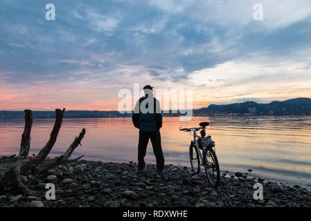 Sport e natura. Il Lago Maggiore ad Angera, vista in direzione di Arona, Italia Foto Stock