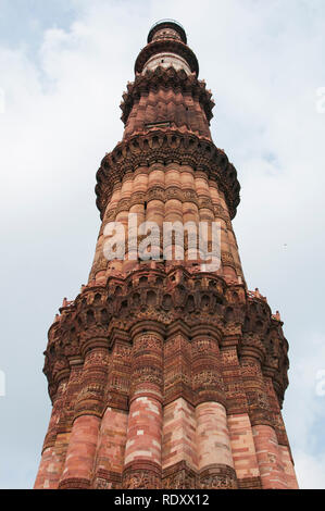 Delhi / India - Luglio 2011: la Qutub Minar, è un minareto che fa parte del complesso Qutab, un sito Patrimonio Mondiale dell'UNESCO nell'area Mehrauli di De Foto Stock