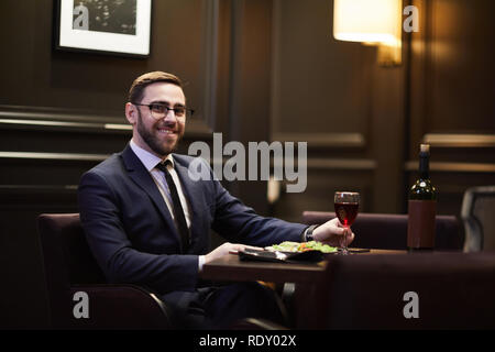 Imprenditore nel ristorante Foto Stock