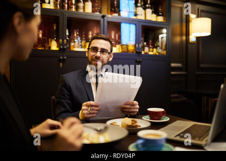 Incontro nel ristorante Foto Stock