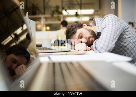 Dormire sul posto di lavoro Foto Stock