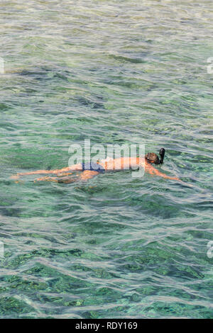 Uomo con snorkel tuba di maschera e snorkel in mare. Snorkeling, nuoto, vacanza. I turisti sono impegnati in snorkeling in mare aperto. Vacanze al mare Foto Stock