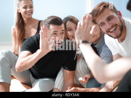 I dipendenti giovani dando a ogni altro un alto cinque. Foto Stock