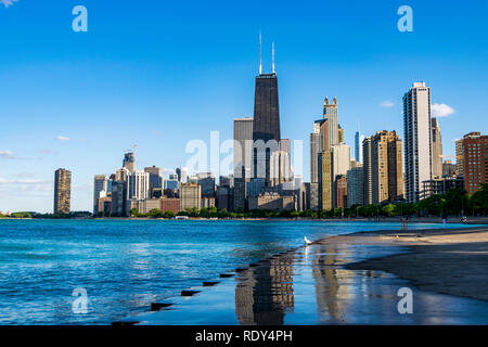 Chicago, IL, Stati Uniti - 3 Giugno 2018: Colpo di sullo skyline di Chicago come visto da nord Ave Beach. Foto Stock