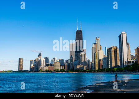 Chicago, IL, Stati Uniti - 3 Giugno 2018: Colpo di sullo skyline di Chicago come visto da nord Ave Beach. Foto Stock