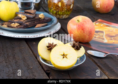 Mele e cioccolato, preparazione per la cottura di un grafico a torta Foto Stock