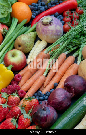 Frutta e verdura sull'ardesia Foto Stock