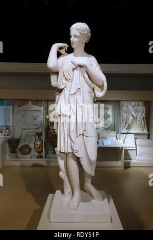 Artemis di Prassitele, calco in gesso del II secolo D.C. in marmo romana copia del bronzo greco originale, Gabii, Roma, oggi al Louvre - Spurlock Foto Stock