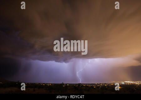 Heavy Rain e fulmini Pound Las Cruces, Nuovo Messico durante l'estate stagione dei monsoni Foto Stock