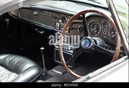 Aston Martin DB5 Cabrio 1965 - Bentley Wildfowl e motore Foto Stock