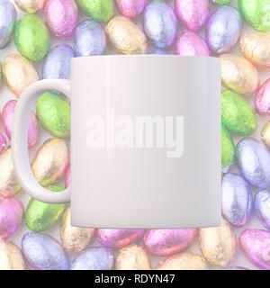 White Mug Mockup su uno sfondo di mini uova di cioccolato. Pasqua tema. Perfetto per le imprese che vendono tazze, sovrapposizione appena il vostro preventivo o di design su a th Foto Stock