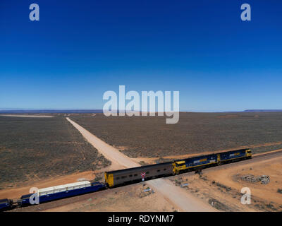 Antenna di treno merci voce per Darwin appena al di fuori del Porto Augusta Sud Australia Foto Stock