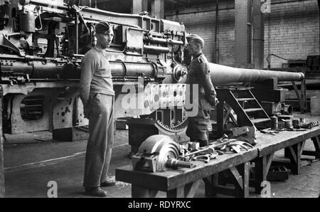 Rüstungsbetrieb Schneider & Cie Le Havre / Schneider-Fabriken / Schneider Usines - Geschützrohre und keine Eisenbahngeschütze / Gun di barili e nessuna ferrovia pistole Foto Stock