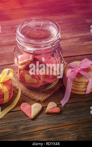 Biscotti fatti in casa, amore zucchero forma di cookie. Il giorno di San Valentino o la madre giorno tema dell'umore Foto Stock