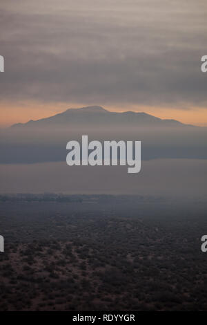 Il Franklin Montagne di El Paso salire al di sopra di strati di nebbia a valle su un inverno mattina Foto Stock