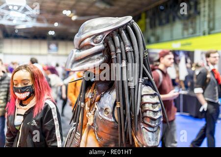 Birmingham, Regno Unito - 17 Marzo 2018. Maschio ventola comicon vestito da Twentieth Century Fox carattere, Predator in cosplay costume in una convenzione di fumetti. Foto Stock