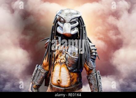 Birmingham, Regno Unito - 17 Marzo 2018. Maschio ventola comicon vestito da Twentieth Century Fox carattere, Predator in cosplay costume in una convenzione di fumetti. Foto Stock