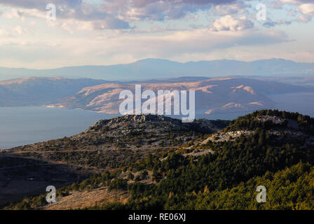 Senj e Lika. Croazia, paesaggio dell'isola di Krk dalla costa dalmata Foto Stock