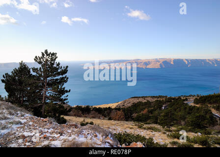 Senj e Lika. Croazia, paesaggio dell'isola di Krk dalla costa dalmata Foto Stock