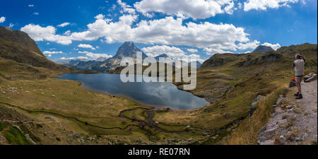 Il Midi d'Ossau picco Ayous dal lago in Pyrénées-Atlantiques, Francia, Europa Foto Stock